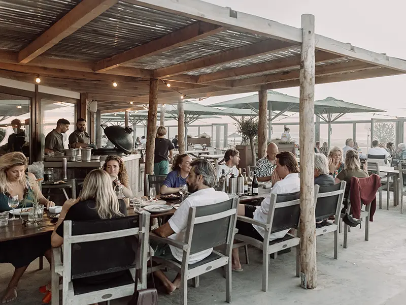 groep heeft op terras een diner