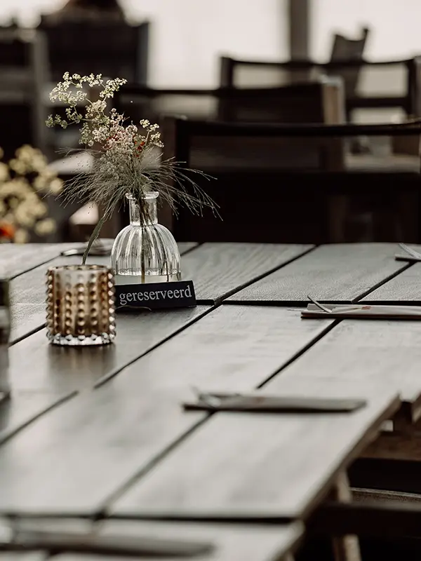 tafel met gereserveerd bordje en bestek